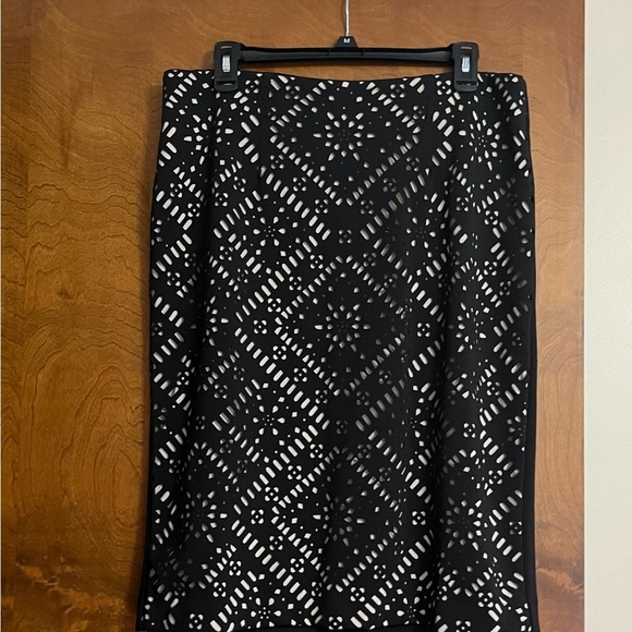 CHICOS NWOT Black Cut-out Pattern Overlay Pencil Skirt in Size 1.5. (Size 12) - Picture 3 of 9